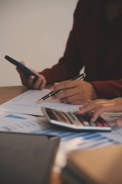 İş adamları iş stratejilerini analiz ediyor ve planlıyorlar.