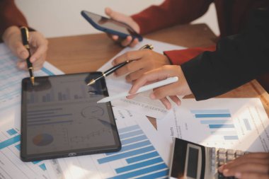 İş adamları iş stratejilerini analiz ediyor ve planlıyorlar.