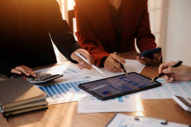 İş adamları iş stratejilerini analiz ediyor ve planlıyorlar.