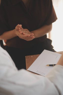 İş organizasyonlarının liderleri toplantı bittikten sonra el ele tutuşurlar. İş ortağı fikirlerle buluşuyor.