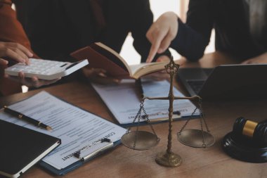 Avukat danışmanlarıyla görüşen arabulucu müvekkil, iş adamı ve erkek avukat veya hakim, müvekkil, hukuk ve hukuk hizmetleri kavramı ile takım toplantısı için danışmanlık yapıyor..