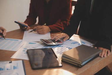 İş adamları iş stratejilerini analiz ediyor ve planlıyorlar.