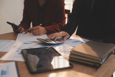 İş adamları iş stratejilerini analiz ediyor ve planlıyorlar.