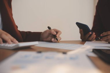 İş adamları iş stratejilerini analiz ediyor ve planlıyorlar.