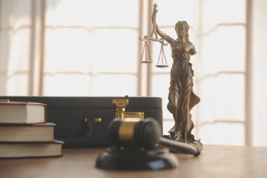 Avukat, hukuk danışmanı, iş adamı anlaşmanın ayrıntıları hakkında beyin fırtınası yapan iş adamı. Sözleşme belgelerindeki doğruluk için yasal işlem defterlerindeki iş sözleşmeleri. ortak mali yatırım.