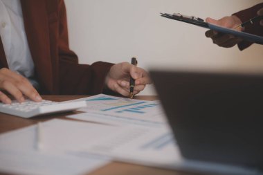 İş adamları iş stratejilerini analiz ediyor ve planlıyorlar.