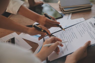 Yatırım stratejilerini analiz etmek için iş toplantıları ve daha karlı bir iş için beyin fırtınası satış planları.