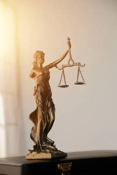 Avukat, hukuk danışmanı, iş adamı anlaşmanın ayrıntıları hakkında beyin fırtınası yapan iş adamı. Sözleşme belgelerindeki doğruluk için yasal işlem defterlerindeki iş sözleşmeleri. ortak mali yatırım.