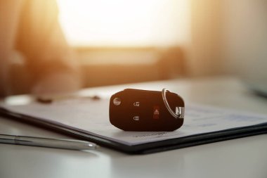 Genç bir adam araba satıcısından bir anahtar alır. Atölye, kredi kartı, sigorta, satış, araba satın alma ve finans konseptinde bir arabanın kirası veya satışı için anlaşma yaptıktan sonra.