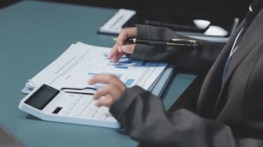 Ofiste çalışan iş adamı