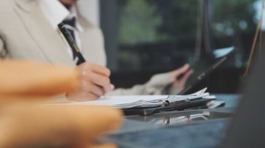 Bilgisayarla çalışan bir iş adamı