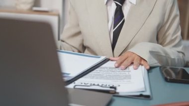 Ofiste çalışan iş adamı