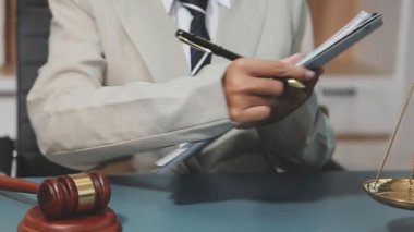 Masada çalışan avukat.