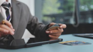 ofiste Smartphone kullanarak iş adamı