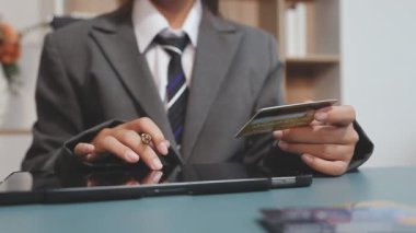 Kredi kartı ve laptop ile ödeme yapan işadamı