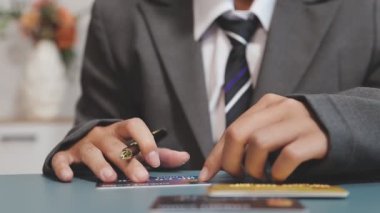 İş konsepti. İş adamı kartı, para ve kredi kartı, çevrimiçi ödeme, İnternet alışverişi, çevrimiçi işlem, işlem.