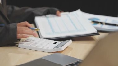 Ofisteki mali verileri hesaplayan iş adamı