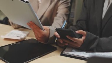 Ofiste tabletli genç adam var.