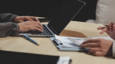 Ofiste dizüstü bilgisayar kullanan iş adamı