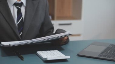 Tablet kullanan iş adamı