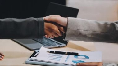 Gençler el sıkışan