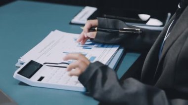 hesap makinesi ile çalışmaya işadamı