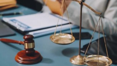 Adalet hukuku, yargıç, tokmak ve avukatın mahkemesi