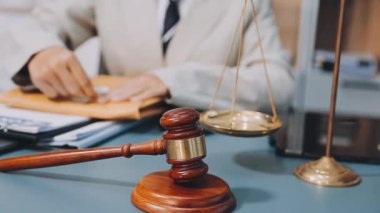 Yargıç Tokmak ve adalet terazisi masada.