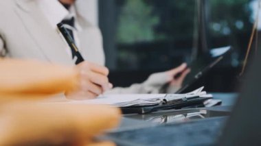 İşadamı ofiste tablet bilgisayar kullanıyor..