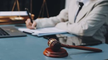 Hakim tokmak ve avukat hukuk firmasında, avukat, mahkeme salonunda ve adalet konseptinde..