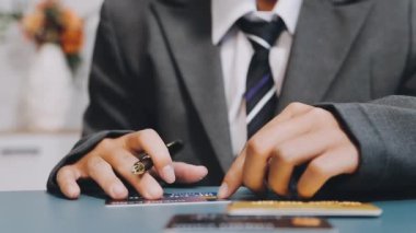 Kredi kartı tutan ve dizüstü bilgisayar kullanan işadamlarına yakın çekim yapın. çevrimiçi bankacılık kavramı.