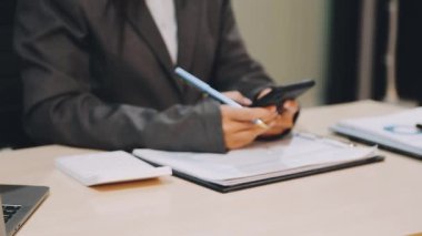 Ofiste tablet bilgisayarda çalışan iş kadını.