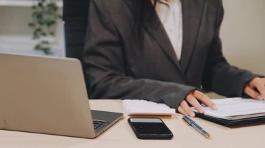 Belgeler ve bilgisayarla çalışan iş kadını