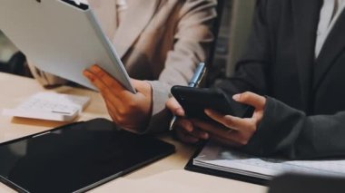 iş adamları tablet bilgisayarla çalışırlar