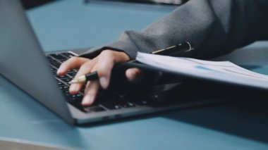 Dizüstü bilgisayarı kullanan adamı kapat.