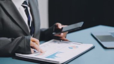 Kalem ve hesap makineli iş adamı