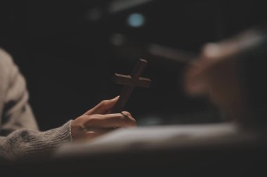 Hıristiyan grup İncil 'le Tanrı' ya dua ediyor ve İncil 'i paylaşıyorlar. Tanrı için inanç kavramı.