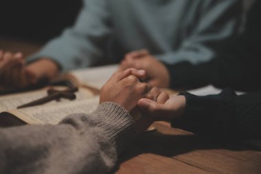Hıristiyan grup İncil 'le Tanrı' ya dua ediyor ve İncil 'i paylaşıyorlar. Tanrı için inanç kavramı.