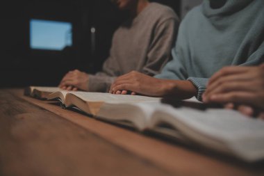 Hıristiyan grup İncil 'le Tanrı' ya dua ediyor ve İncil 'i paylaşıyorlar. Tanrı için inanç kavramı.