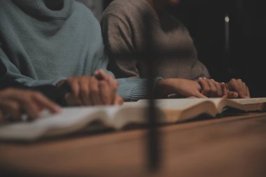 Hıristiyan grup İncil 'le Tanrı' ya dua ediyor ve İncil 'i paylaşıyorlar. Tanrı için inanç kavramı.