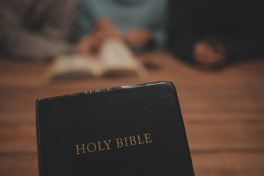 Hıristiyan grup İncil 'le Tanrı' ya dua ediyor ve İncil 'i paylaşıyorlar. Tanrı için inanç kavramı.