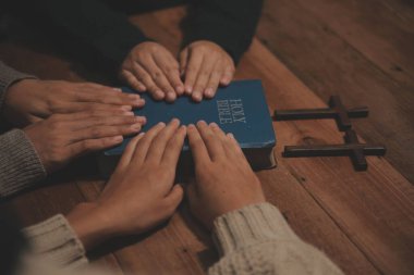 Hıristiyan grup İncil 'le Tanrı' ya dua ediyor ve İncil 'i paylaşıyorlar. Tanrı için inanç kavramı.