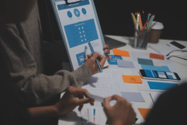 Ofisteki profesyonel iç mimar, yakın plan.