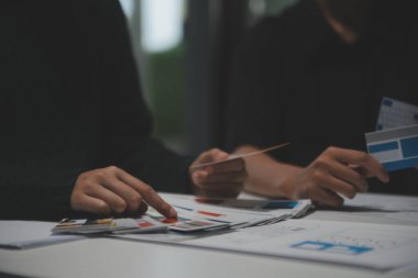 Ofisteki profesyonel iç mimar, yakın plan.