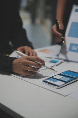 Ofisteki profesyonel iç mimar, yakın plan.