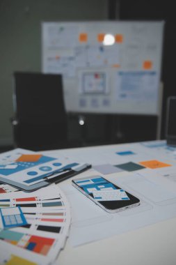 Ofisteki profesyonel iç mimar, yakın plan.