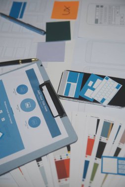 Ofisteki profesyonel iç mimar, yakın plan.