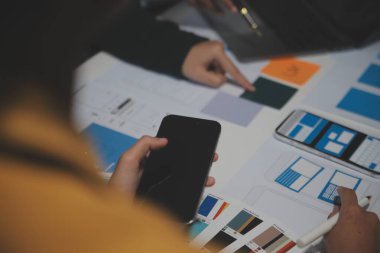 Ofisteki profesyonel iç mimar, yakın plan.