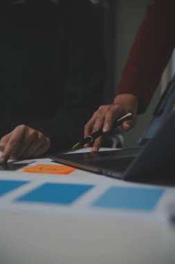 Ofisteki profesyonel iç mimar, yakın plan.