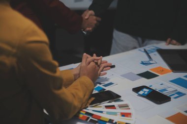 Ofisteki profesyonel iç mimar, yakın plan.